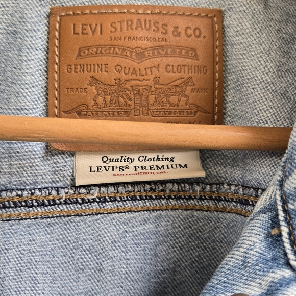 Levi's Light Wash Cropped Denim Jacket - Picture 5 of 8